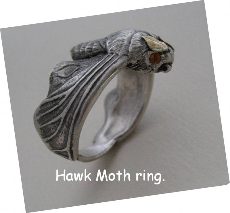 Schwärmer Ring - Sterling Silber Und 18 Kt Gelbgold Mit Rubin Augen Schwärmer Ring - Sterling Silber Und 18 Kt Gelbgold Mit Rubin Augen von Ianbuchananjeweller
