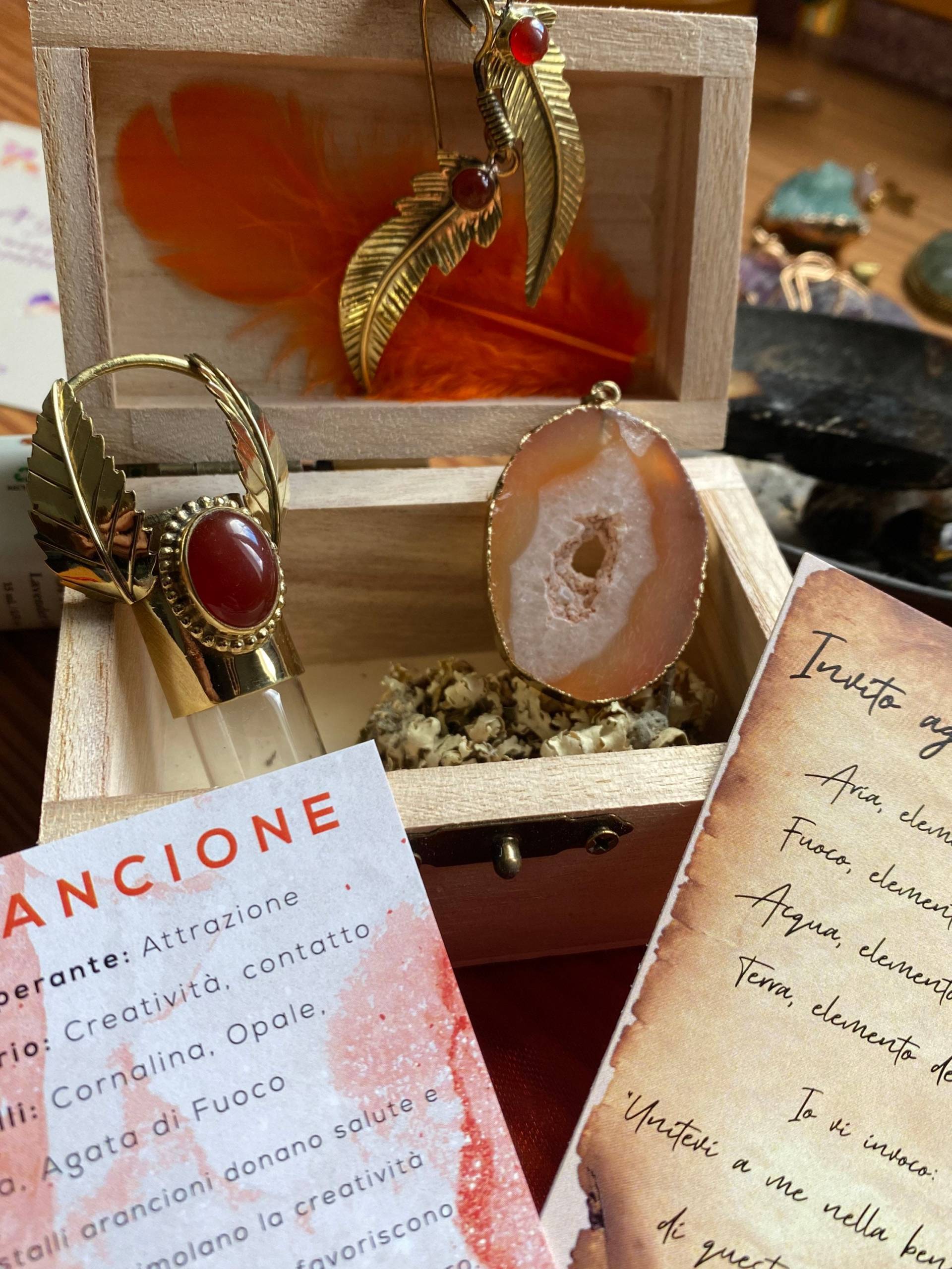 Magic Box 4Amuletos 2 Chakra = Anhänger Agata Di Fuoco-Earrings Feather Corniola-Magic Bottle Gold Corniola -Adjustable Ring Orange Magic Box 4Amuletos 2 Chakra = Anhänger Agata Di Fuoco-Earrings Feather Corniola-Magic Bottle Gold Corniola -Adjustable Ring Orange von IBINDIAjewels