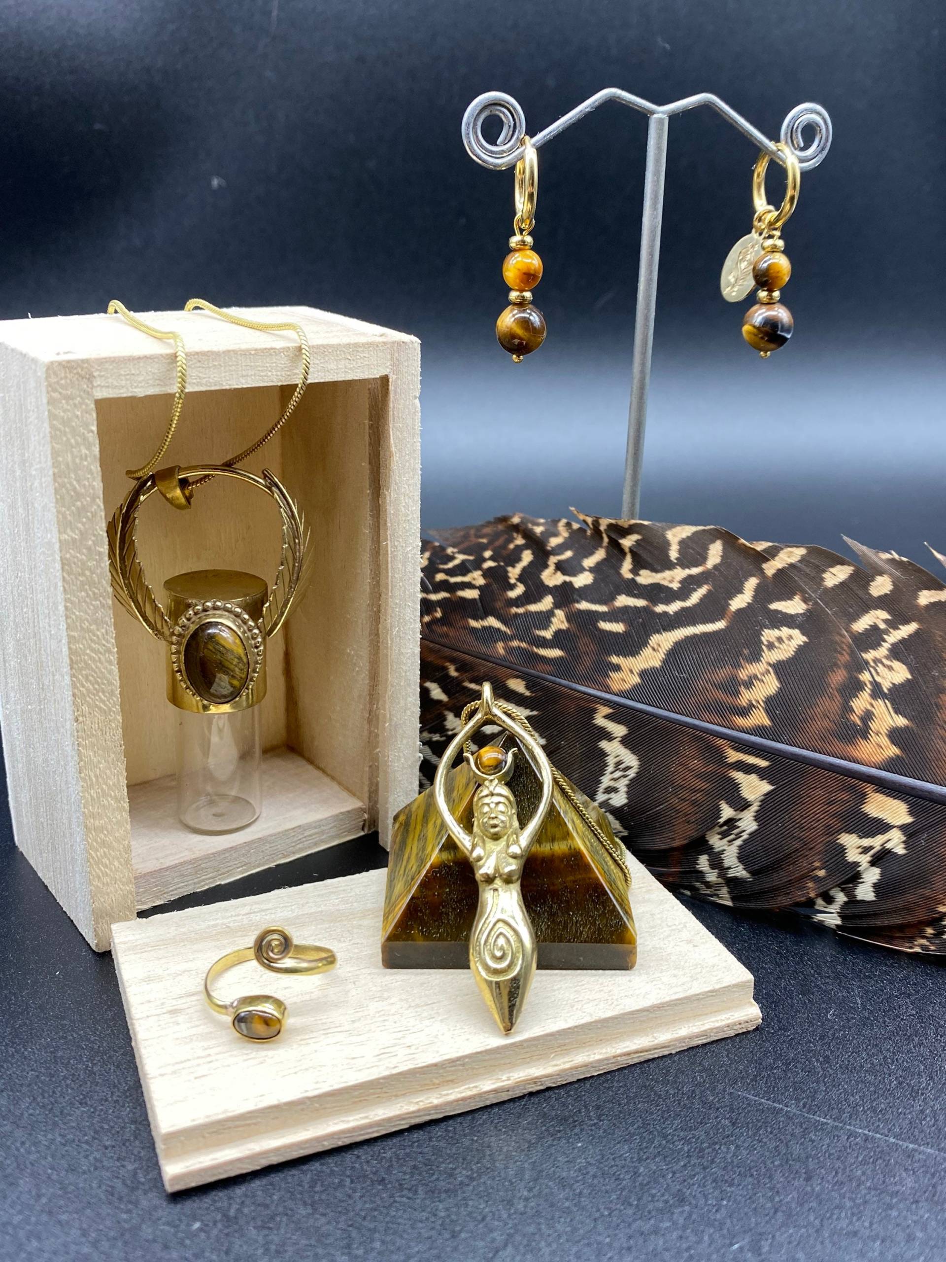 Magic Box 4Muletos Natural= Göttin Anhänger-Ohrringe Ringe Occhio Di Tigre-Magic Bottle Tigre - Verstellbarer Ring Mit Tigerauge Magic Box 4Muletos Natural= Göttin Anhänger-Ohrringe Ringe Occhio Di Tigre-Magic Bottle Tigre - Verstellbarer Ring Mit Tigerauge von IBINDIAjewels