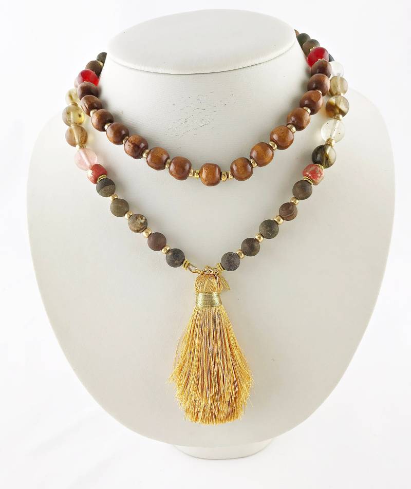 Boho-style Perlenkette Gold | Halskette Damen Mit Echter Jade, Jaspis & Erdbeerquarz Und Langer Quaste Ibiza Schmuck von IbizaSchmuck