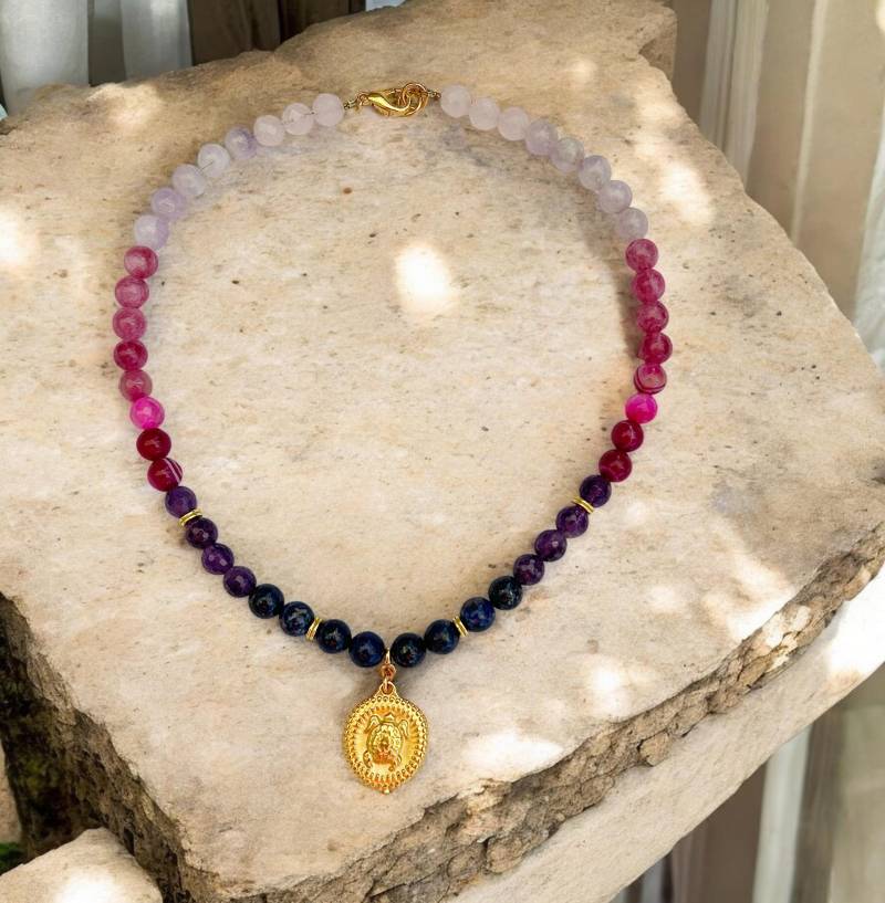 Kurze Boho-style Perlenkette Purple Turtle Gold | Halskette Damen Mit Echtem Rubin, Rosenquarz & Lapislazuli Ibiza Schmuck von IbizaSchmuck