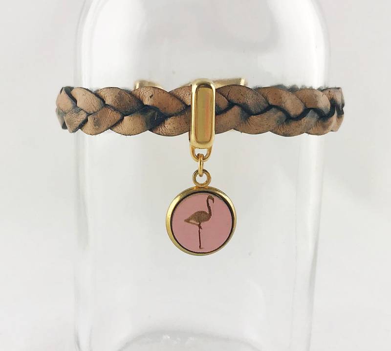Lederarmband Damen | Boho Style Geflochten Im Used Look Mit Flamingo-Motiv| Armband Knebelverschluss Gold| Ibizaschmuck von IbizaSchmuck