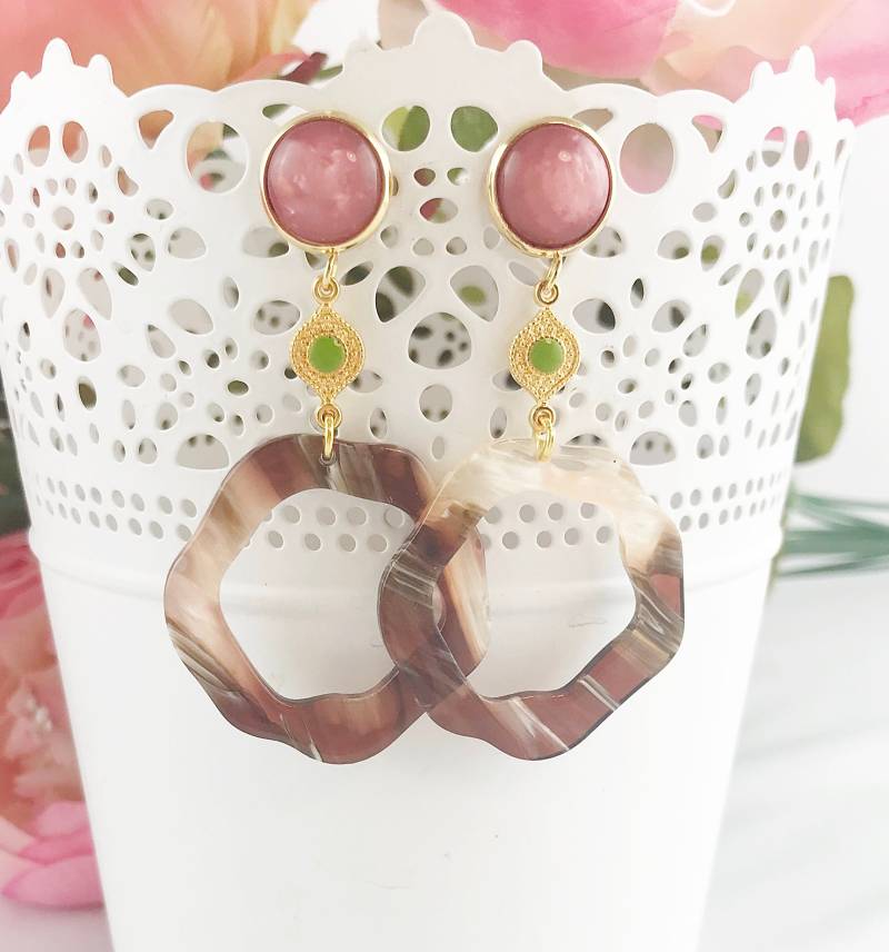 Ohrringe Gold - Boho Style | Hängend Beere Grün Mit Emailliertem Ornament Hornschmuck Statement Creolen Ibiza Schmuck Ohrringe Gold - Boho Style | Hängend Beere Grün Mit Emailliertem Ornament Hornschmuck Statement Creolen Ibiza Schmuck von IbizaSchmuck