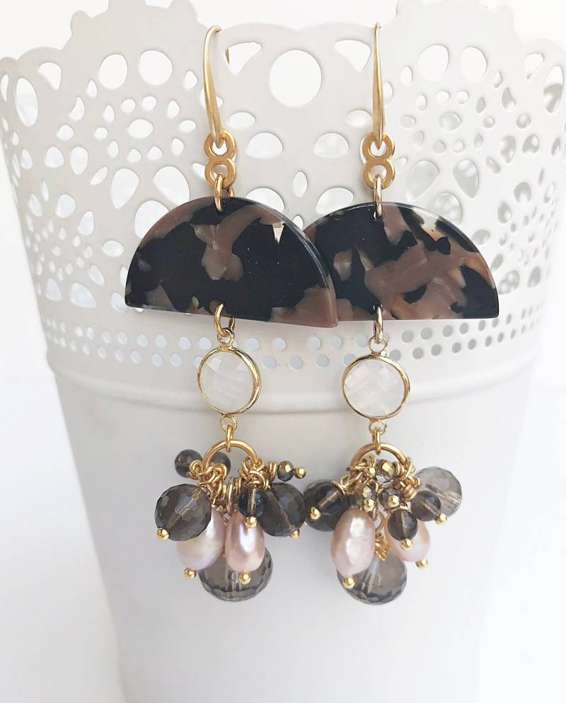 Ohrringe Gold - Boho Style | Hängend Halbedelsteine Süßwasserperlen Rauchquarz Halbedelsteinohrringe Hängeohrringe Schildpatt Perlen von IbizaSchmuck