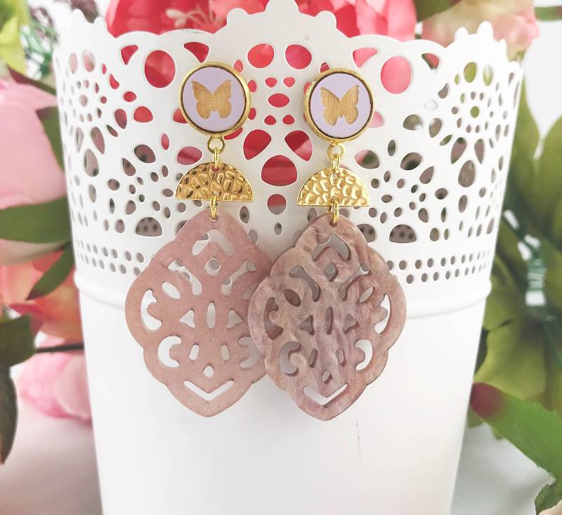 Ohrringe Gold - Boho Style | Hängend in Hornoptik Rosa Lavendel Pastell Hängeohrringe Schmetterling Holz Hornschmuck von IbizaSchmuck