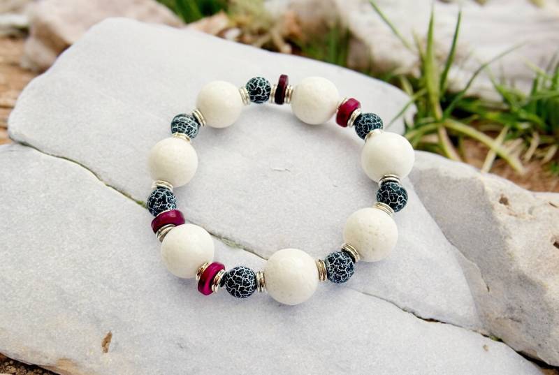 Perlenarmband White Beach Silber Damen | Boho Style Weiß Grau Edelstein Armband Mit Koralle Ibiza Schmuck Perlenarmband White Beach Silber Damen | Boho Style Weiß Grau Edelstein Armband Mit Koralle Ibiza Schmuck von IbizaSchmuck