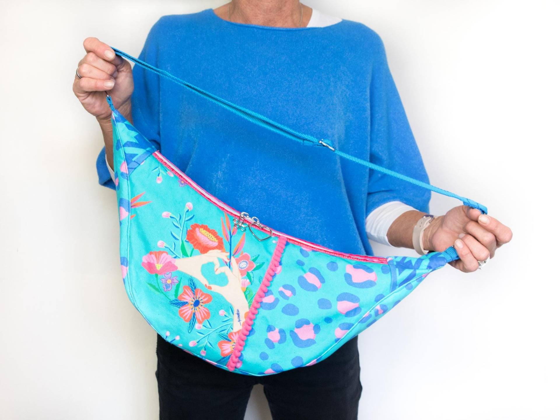 Einzigartige Halbmondtasche Aus Canvas, Farbenfrohes Design Mit Peace-Anhänger, Festival Bag, Geschenk Für Frauen Einzigartige Halbmondtasche Aus Canvas, Farbenfrohes Design Mit Peace-Anhänger, Festival Bag, Geschenk Für Frauen von IbsMyBag