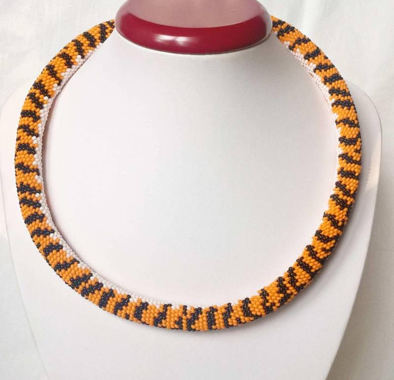 Gehäkelte Perlenkette Tiger Haut Print Boho Schmuck Gehäkelte Perlenkette Tiger Haut Print Boho Schmuck von IceBells