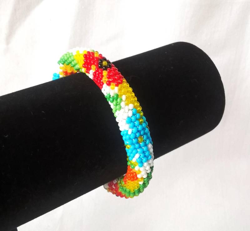 Handgefertigtes Perlenarmband Gestrickter Blumenschmuck Handgefertigtes Perlenarmband Gestrickter Blumenschmuck von IceBells