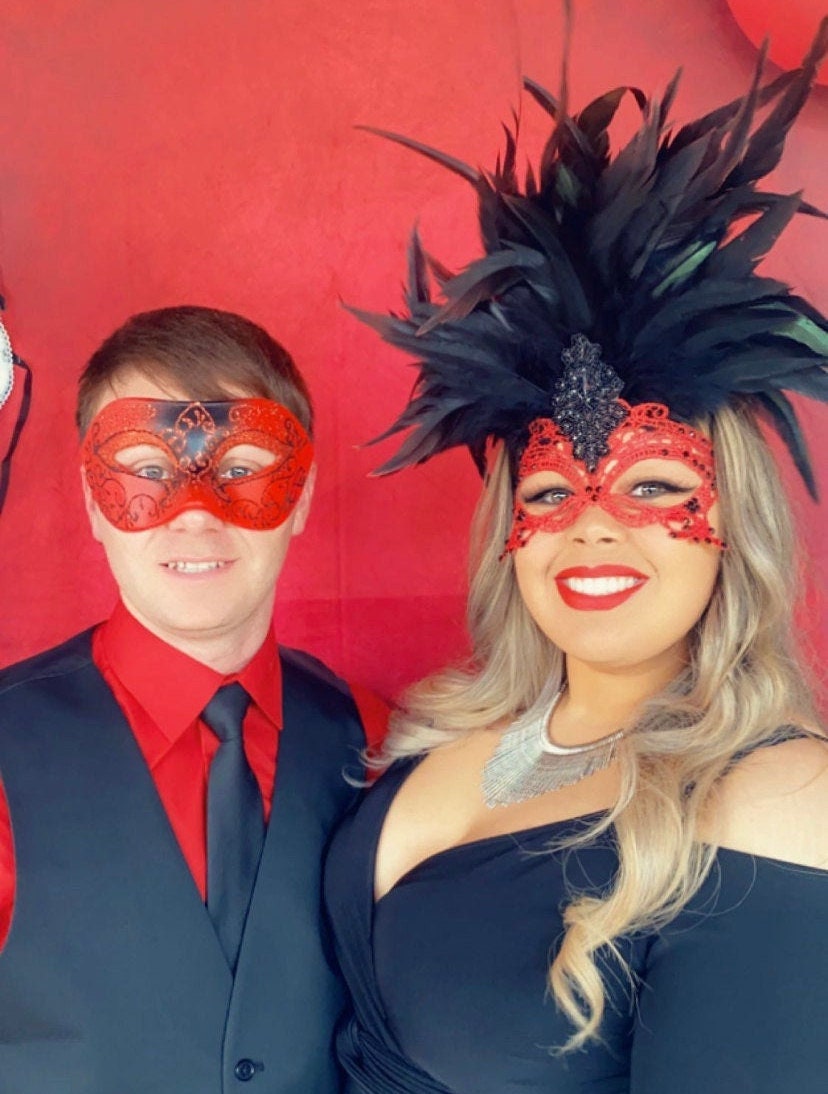 Rote Maske Masquerade Maske, Schwarze Und Rote Maskenball, Karneval Augen Weit Geschlossen Kostümparty Feder Rote Maske Masquerade Maske, Schwarze Und Rote Maskenball, Karneval Augen Weit Geschlossen Kostümparty Feder von IceGreenEyes