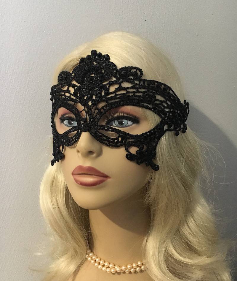 Schwarze Spitze Masquerade Maske Swarovski Strasssteine, Handgefertigt von IceGreenEyes