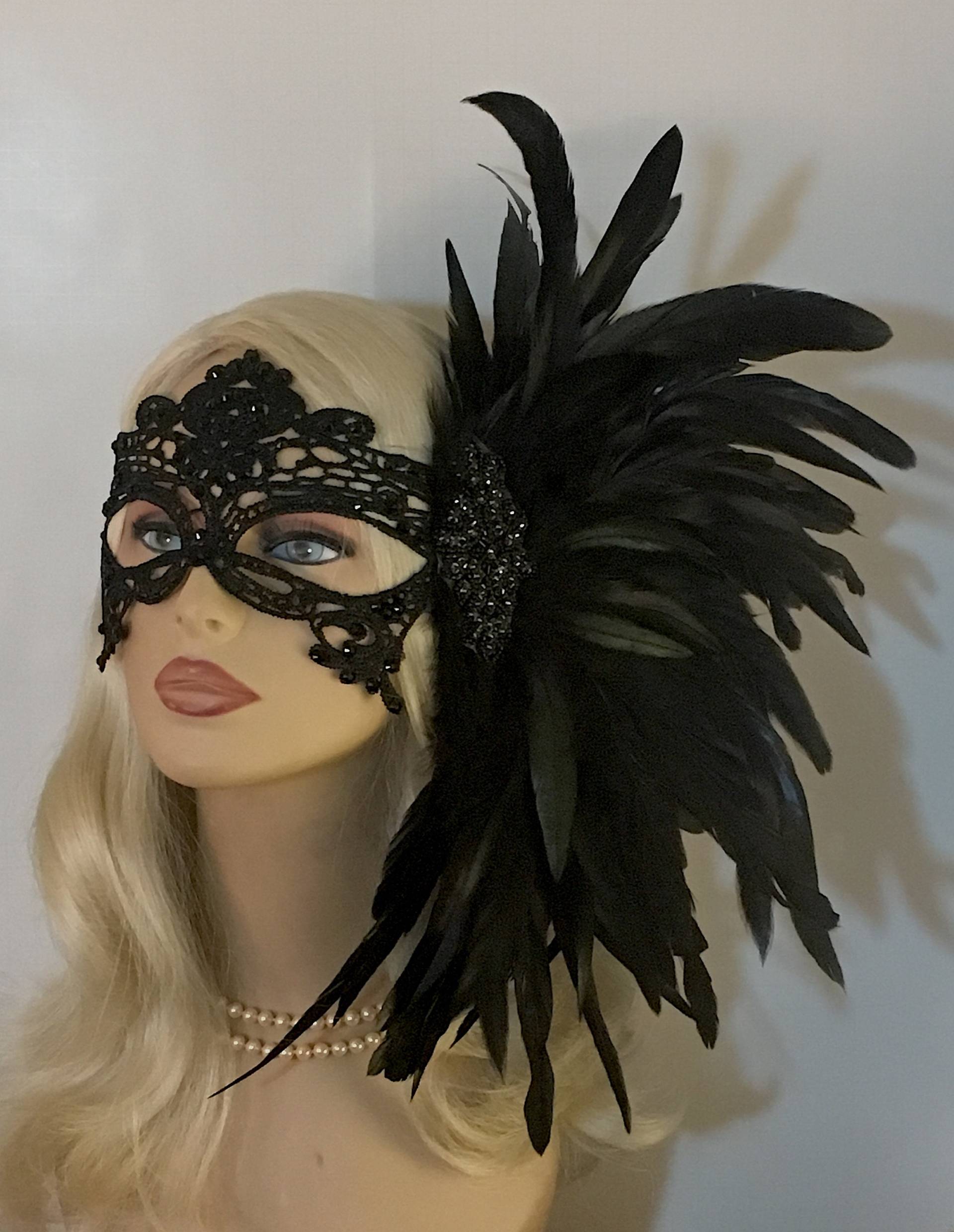 Schwarze Spitze Maskerade Maske Strassbrosche, Feder Detail Schwarze Spitze Maskerade Maske Strassbrosche, Feder Detail von IceGreenEyes