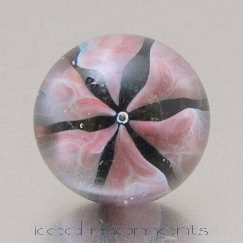 Anstecknadel - Floating Flower Rot Und Schwarz Aus Glas Lampwork Von Jennie Yip Anstecknadel - Floating Flower Rot Und Schwarz Aus Glas Lampwork Von Jennie Yip von IcedMoments