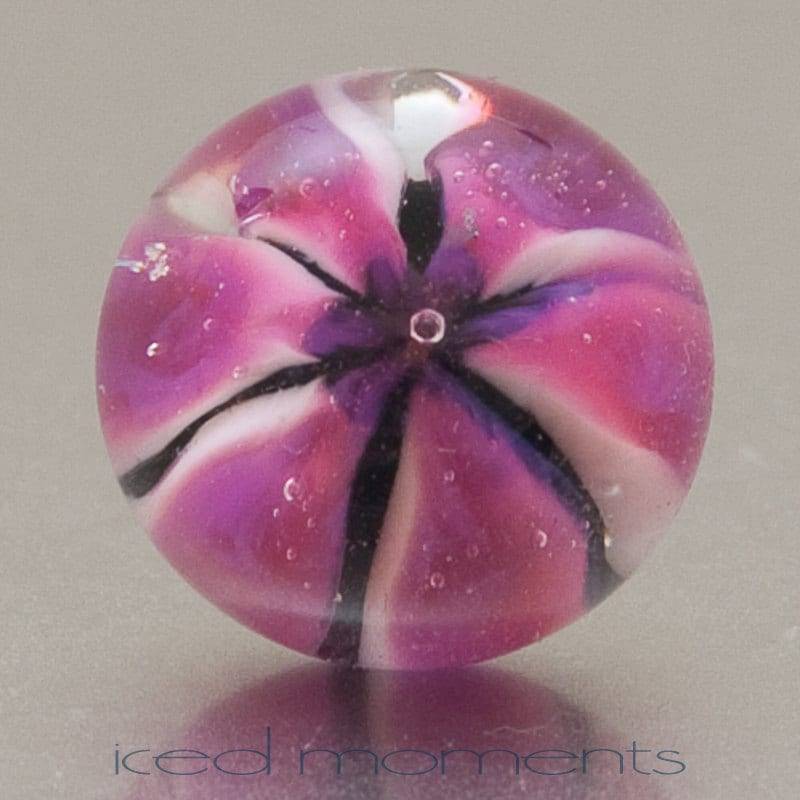 Glas-Anstecknadel Schwebende Blume in Pink Und Schwarz. Glas Von Jennie Yip von IcedMoments