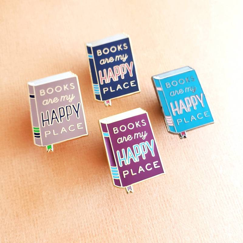Bücher Sind Mein Glücklicher Ort - Hand Beschriftet Emaille Pin von IceyDesigns