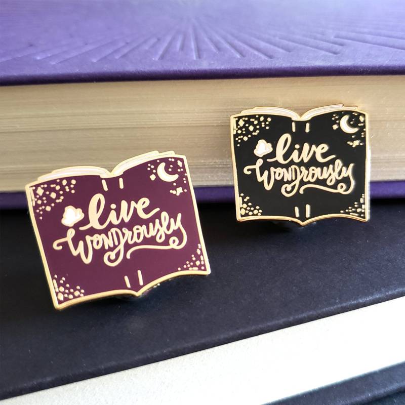 Leben Sie Wundersam - Bücherwurm Emaille Pin Leben Sie Wundersam - Bücherwurm Emaille Pin von IceyDesigns