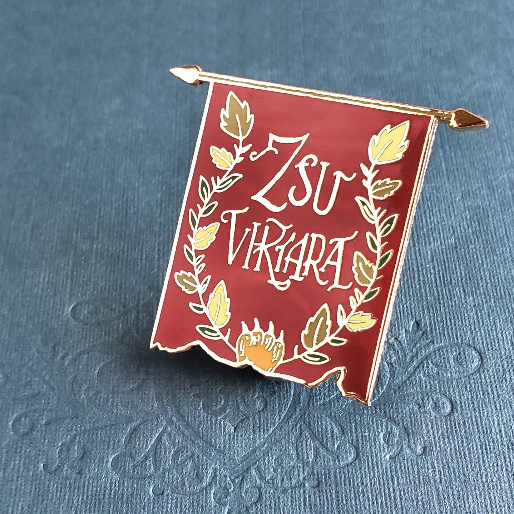 Zsu Viktara - Kuss Der Täuschung Von Mary Pearson Emaille Pin Zsu Viktara - Kuss Der Täuschung Von Mary Pearson Emaille Pin von IceyDesigns
