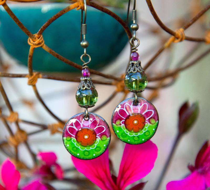 Bunte Emaille Ohrringe - Romantisch Verspielte Ohrhänger Im Boho Stil, Hängend, Mit Glasperle. Handgefertigter Unikat Schmuck von IchbinichSchmuck