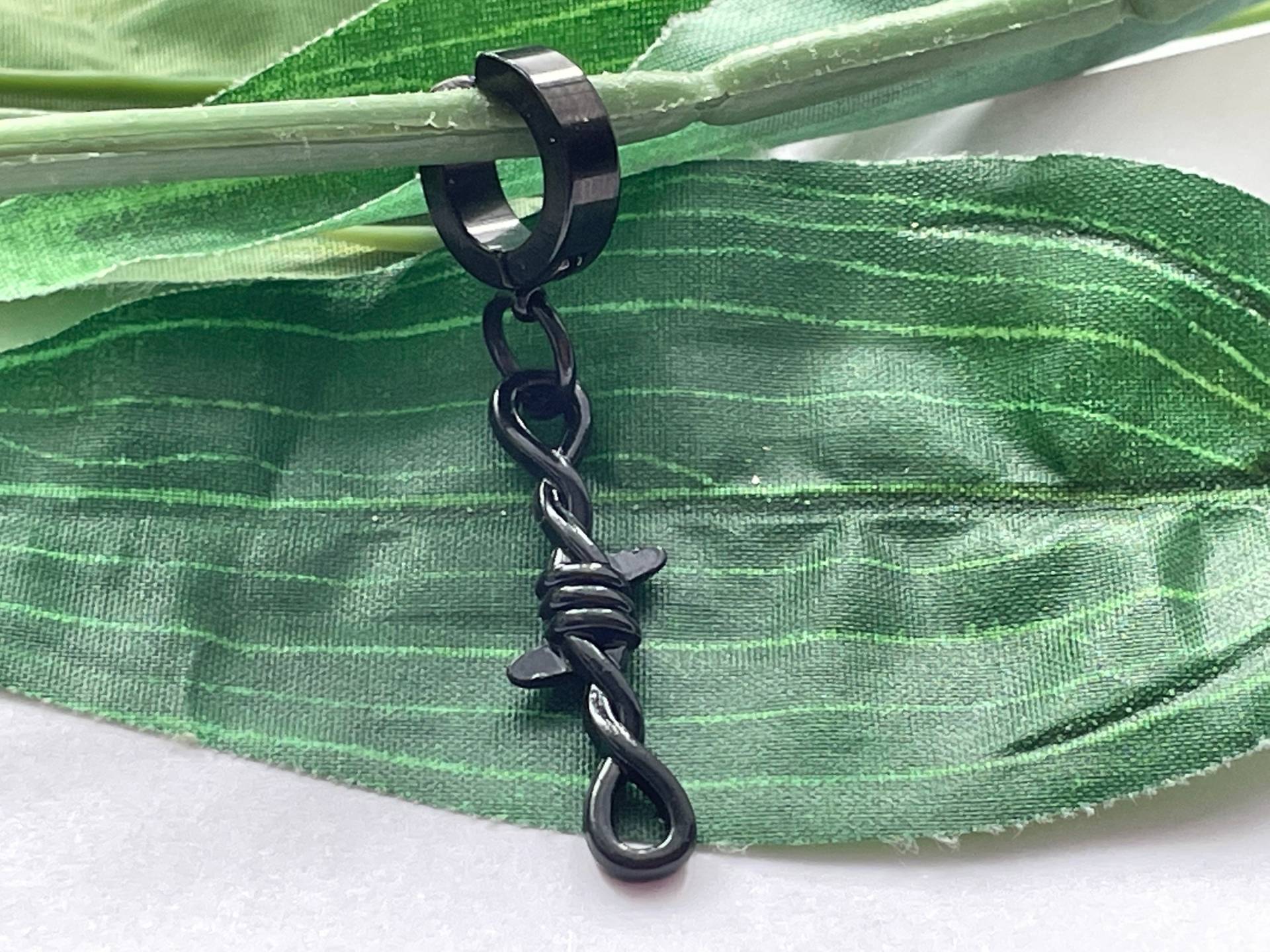 Manschette Clip On Rope Ohrring, Jungen Dolch Baumeln Ohrringe Für Und Mädchen, Neuheit Auf Ohrring von IckleAccessories