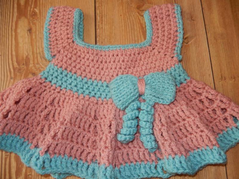 Gehäkeltes Baby Top, Rosa Und Grünes Top Mit Schleife Spiralen, Oberteil, 9-12 Monate Kleidung, Handgemachtes Oberteil von Icklepicklebabywear