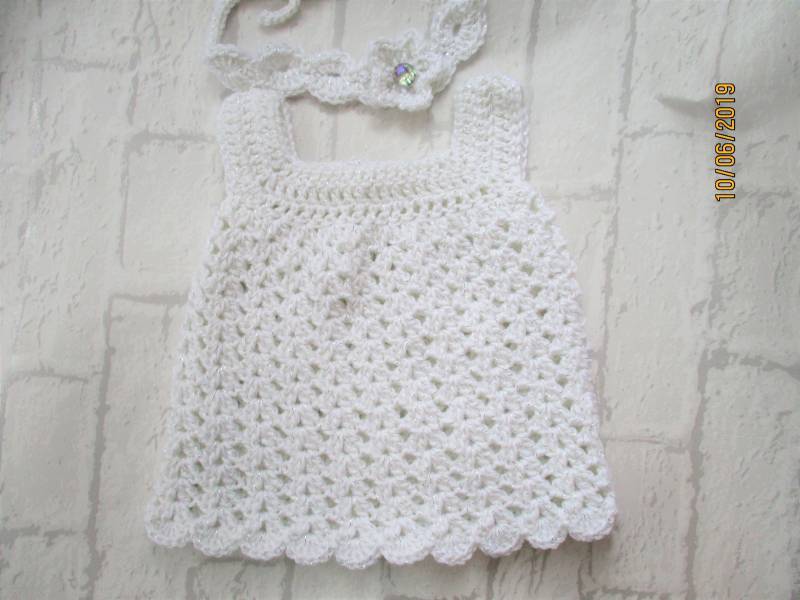 Gehäkeltes Newborn Kleid Mit Stirnband Funkelndes Weiß Baby Outfit von Icklepicklebabywear