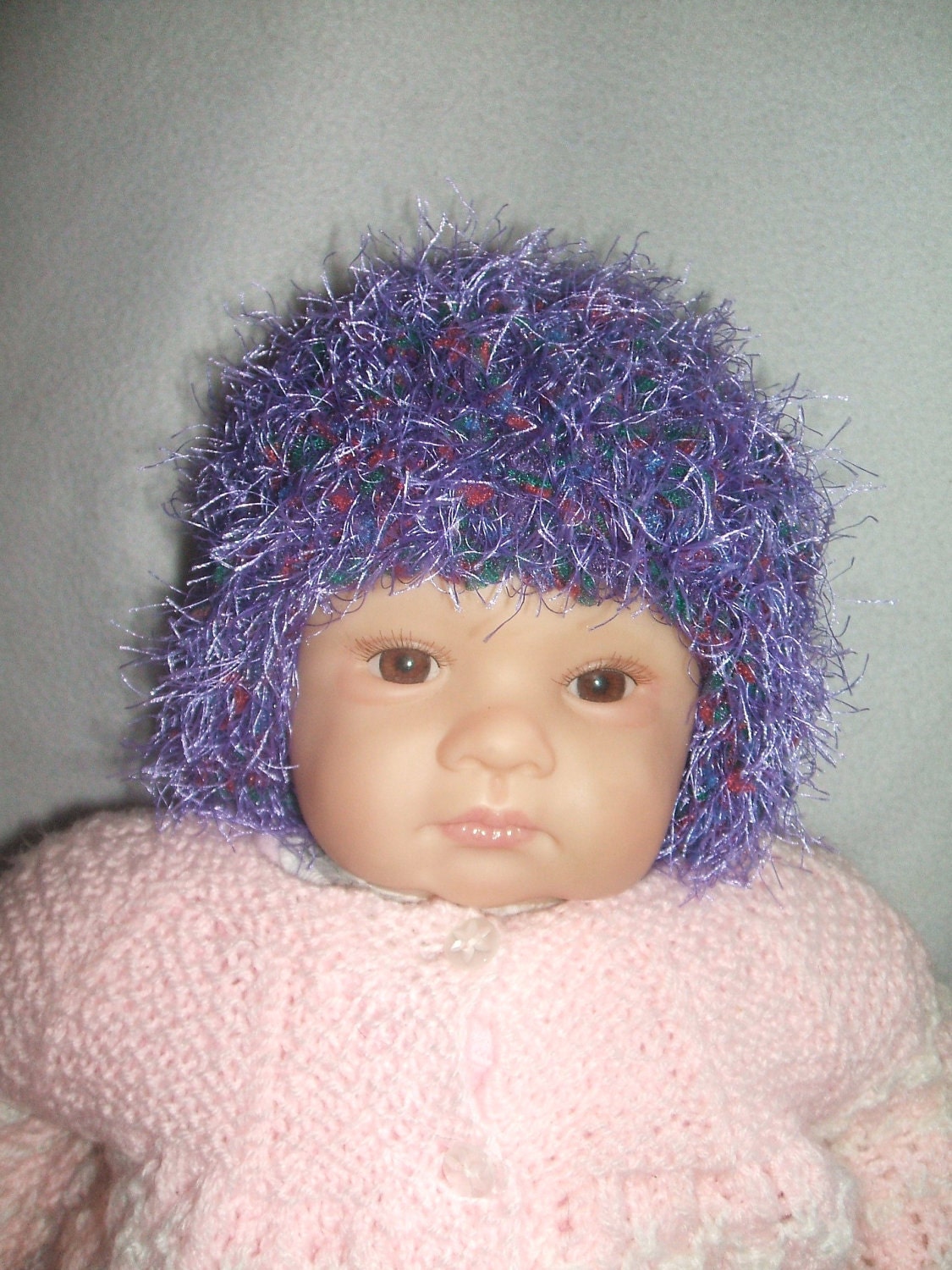 Hand Gestrickte Babymütze, Stricken Lila Pelz Mütze, 0-3 Monate Mütze von Icklepicklebabywear