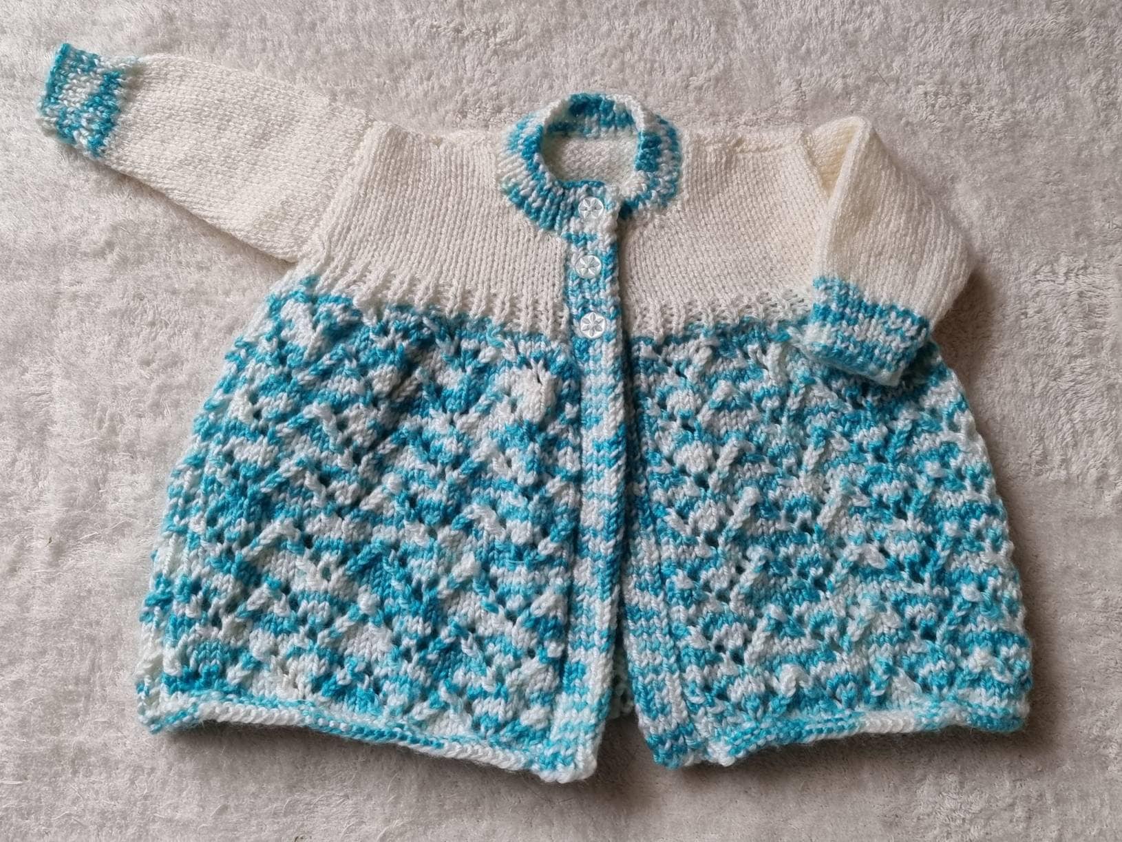 Handgestrickte Baby Strickjacke, Gestrickte Matinee Jacke, 0-3 Monate Kleidung von Icklepicklebabywear