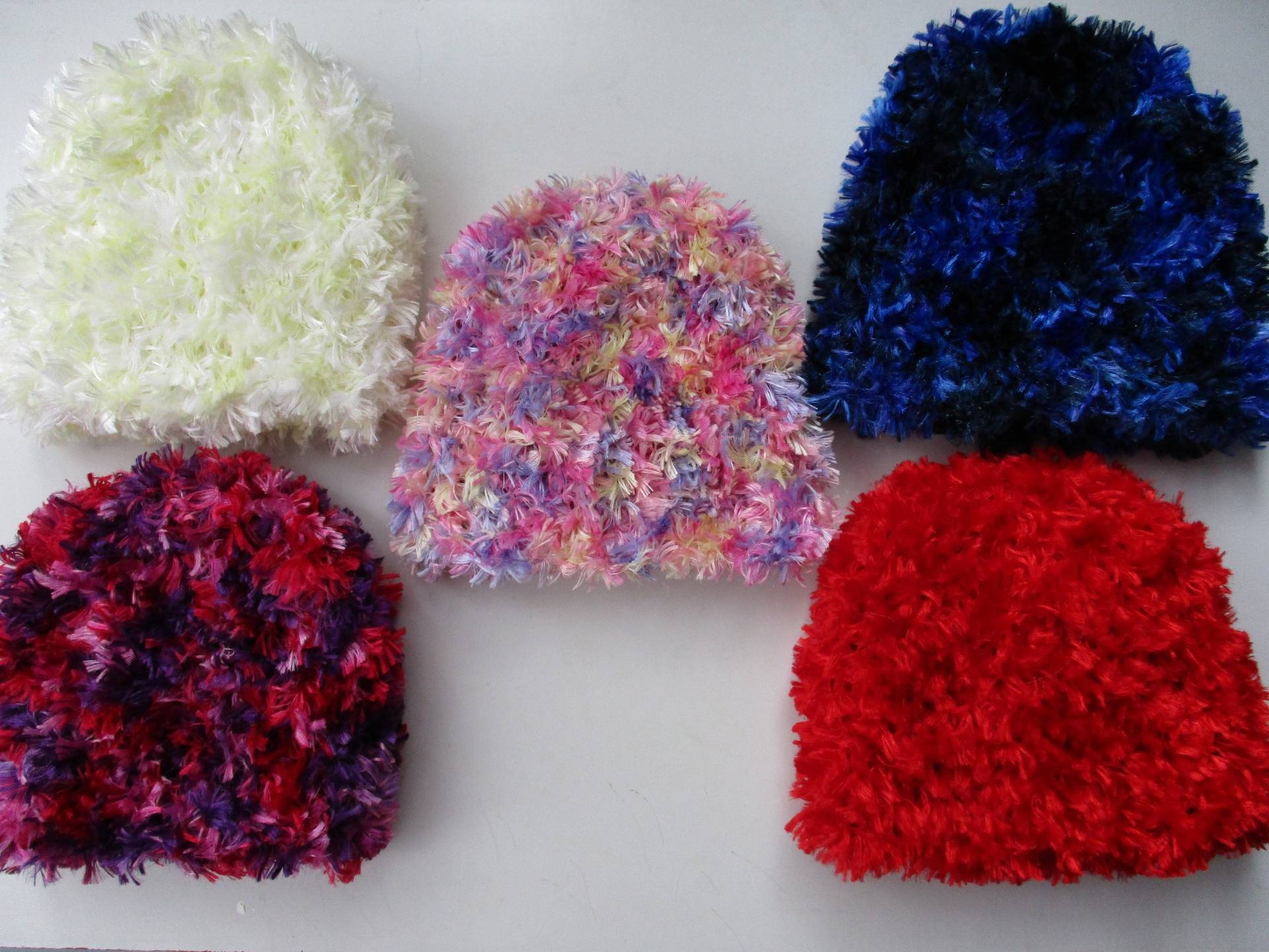 Handgestrickte Babymütze, Gestrickte Mädchenmütze, Feder-Look-Mützen, Neugeborene von Icklepicklebabywear