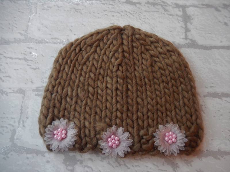 Handgestrickte Babymütze Braune Strickmütze Mit Pinken Blumen | 0-3 Monate von Icklepicklebabywear