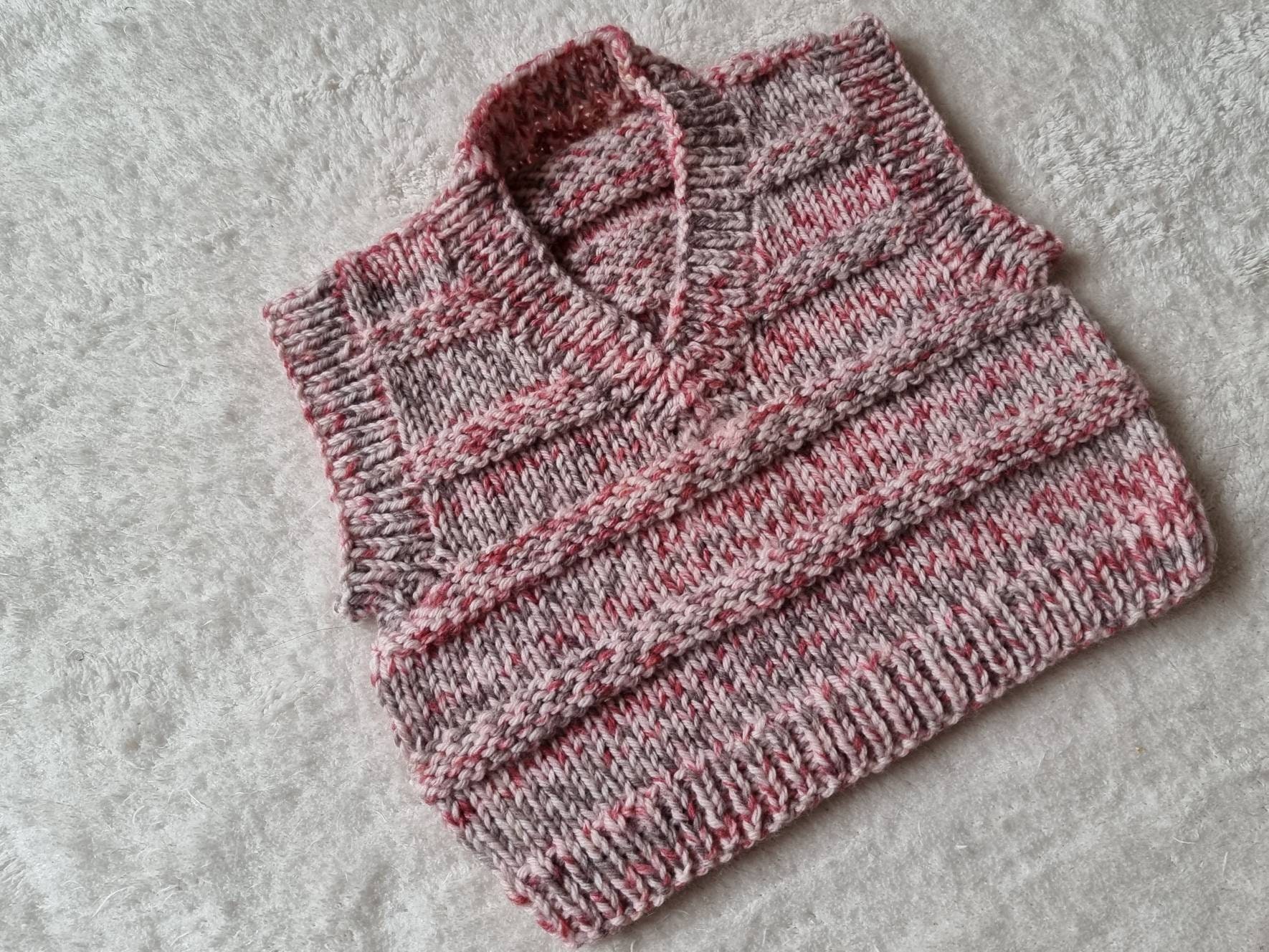 Handgestrickter Babypullover, Strickweste, Rosa, Rot, Grau, Neugeborene von Icklepicklebabywear