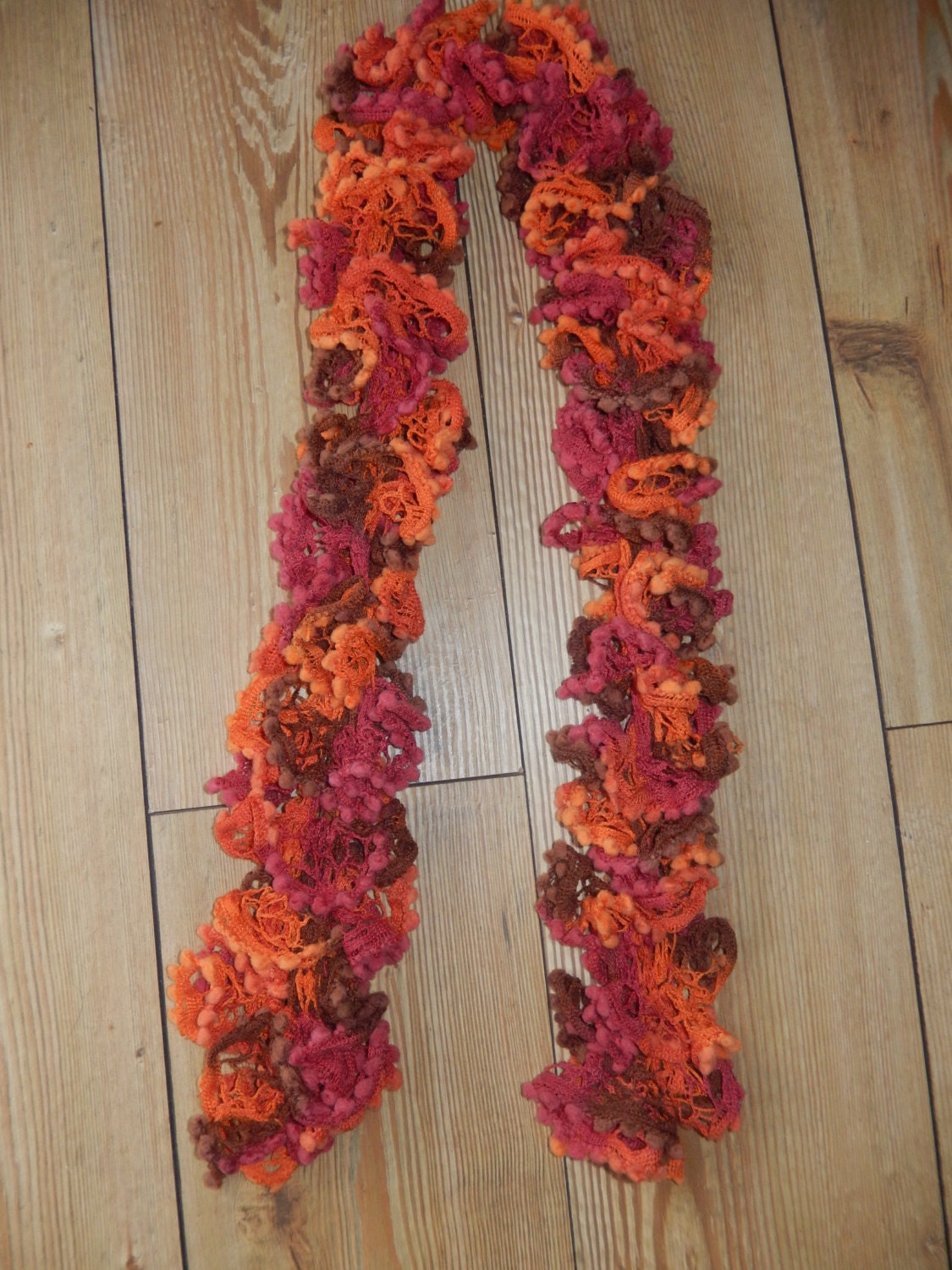 Handgestrickter Rüschenschal Für Damen in Orange - Und Brauntönen von Icklepicklebabywear