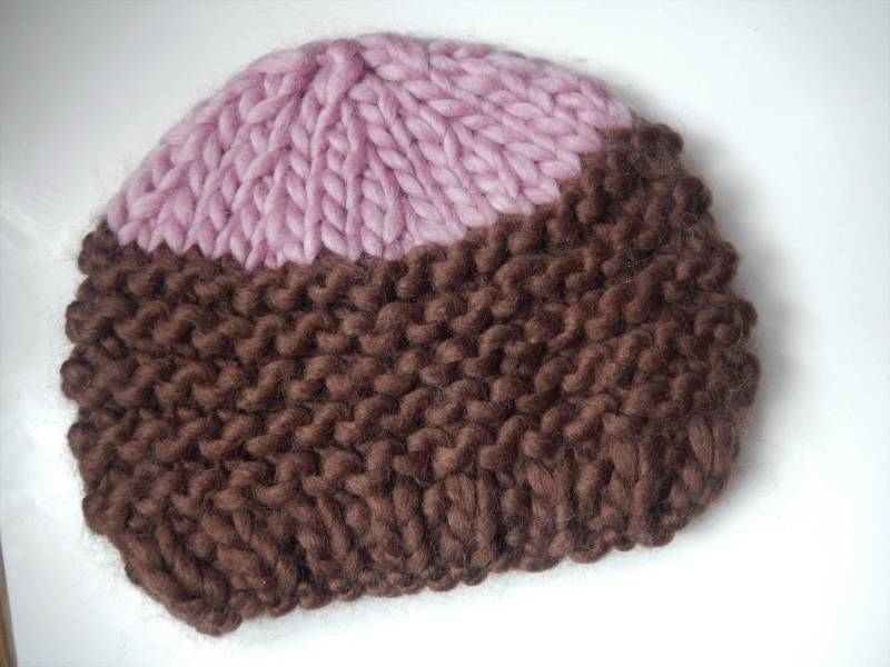 Rosa Und Braun Gestrickte Baby Mütze 0-3 Monate von Icklepicklebabywear