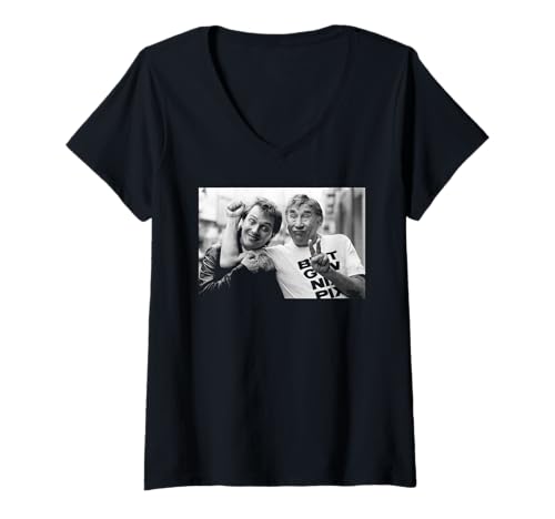 Damen Frankie Howard und Rik Mayall Comedians bei Protest im Jahr 1984 T-Shirt mit V-Ausschnitt von Iconic Photo Moments