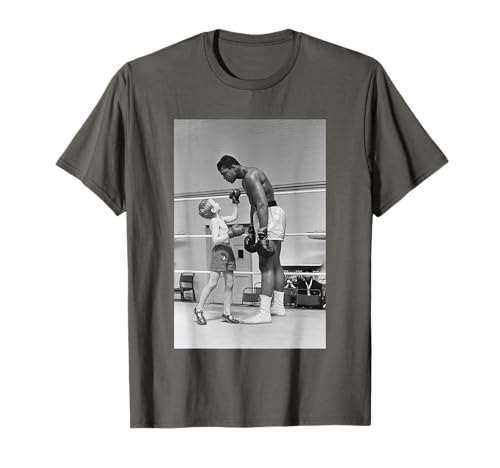 Muhammad Ali gegen Kind beim Training in London 1963 Boxen T-Shirt von Iconic Photo Moments