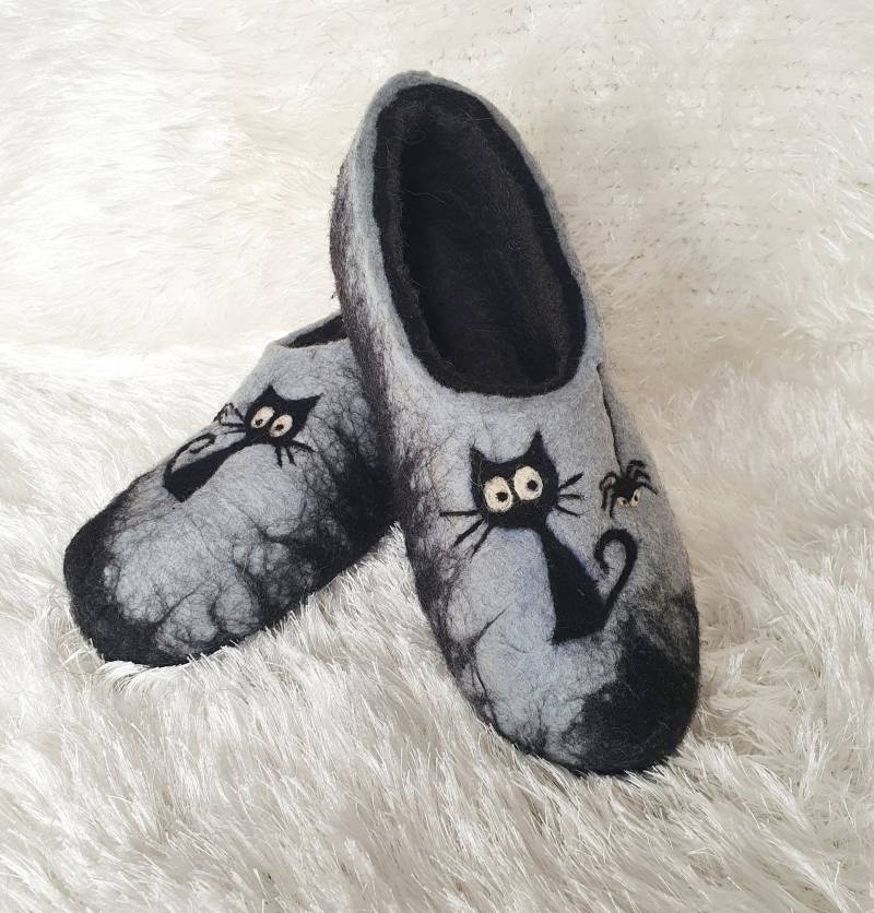 Umweltfreundliche Natürliche Gefilzte Katzenhausschuhe Mit Ledersohle Umweltfreundliche Natürliche Gefilzte Katzenhausschuhe Mit Ledersohle von IcosFelt