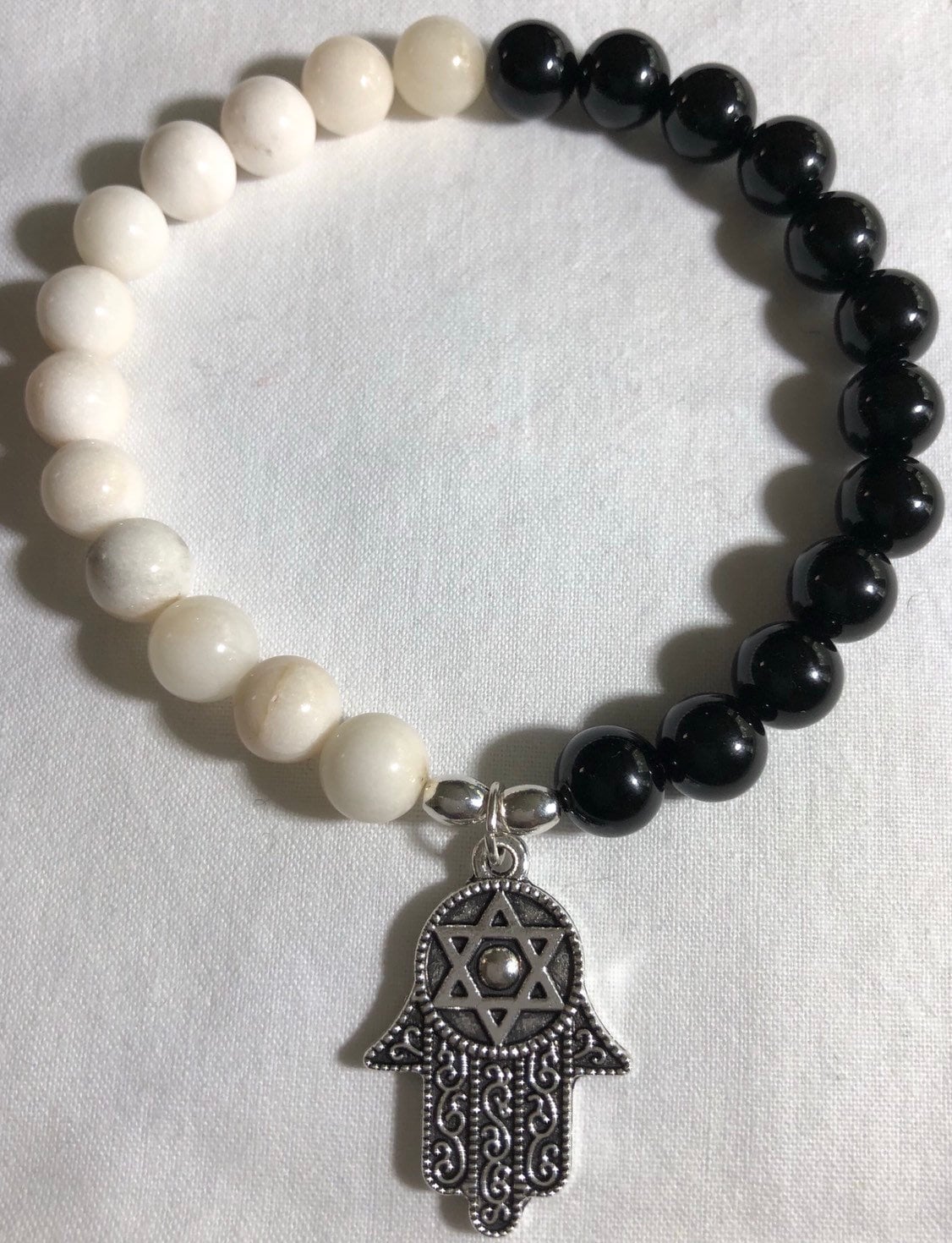 Onyx & Jade Perlen Armband Mit Fatima Hand Anhänger Onyx & Jade Perlen Armband Mit Fatima Hand Anhänger von IcyCoutureBling