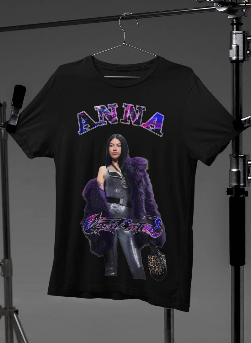 Anna Pepe Milano Fashion Week 2025 100% Premium Baumwolle T-Shirt Mit Gratis Geschenk - Kissenbezug 40cmx40cm Anna Pepe Milano Fashion Week 2025 100% Premium Baumwolle T-Shirt Mit Gratis Geschenk - Kissenbezug 40cmx40cm von IcyncoIvanov