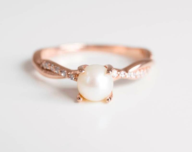 Perle Verlobungsring - Rose Gold Einzigartiger Ringe Für Frauen Vintage Look Verlobungsring, Perlen Schmuck von IdaJewelryDesign