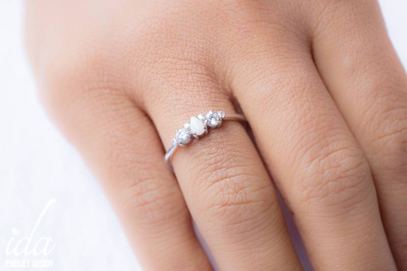 Weißer Opal Und Moissanit Verlobungsring, Sterling Silber Verlobungsringe Für Frauen, Versprechen Statement Ring von IdaJewelryDesign