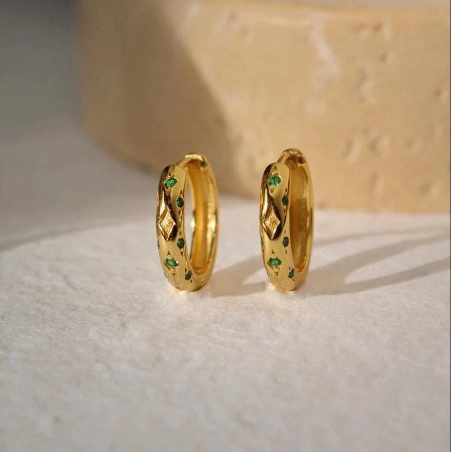 Goldene Creolen Mit Grünen Steinen - Celestial Inspirierte Ohrringe Boho Vergoldete Hoop Eleganter Schmuck von IdasBlue