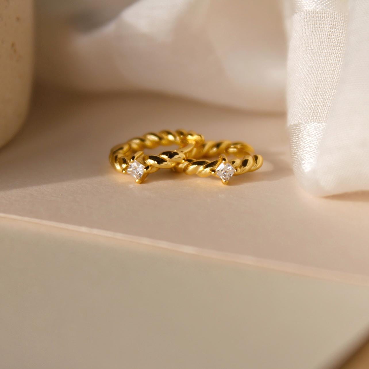 Kleine Gold Creolen Mit Weißen Zirkonia Schlichte Elegante Gold Ohrringe Geschenk Kleine Gold Creolen Mit Weißen Zirkonia Schlichte Elegante Gold Ohrringe Geschenk von IdasBlue