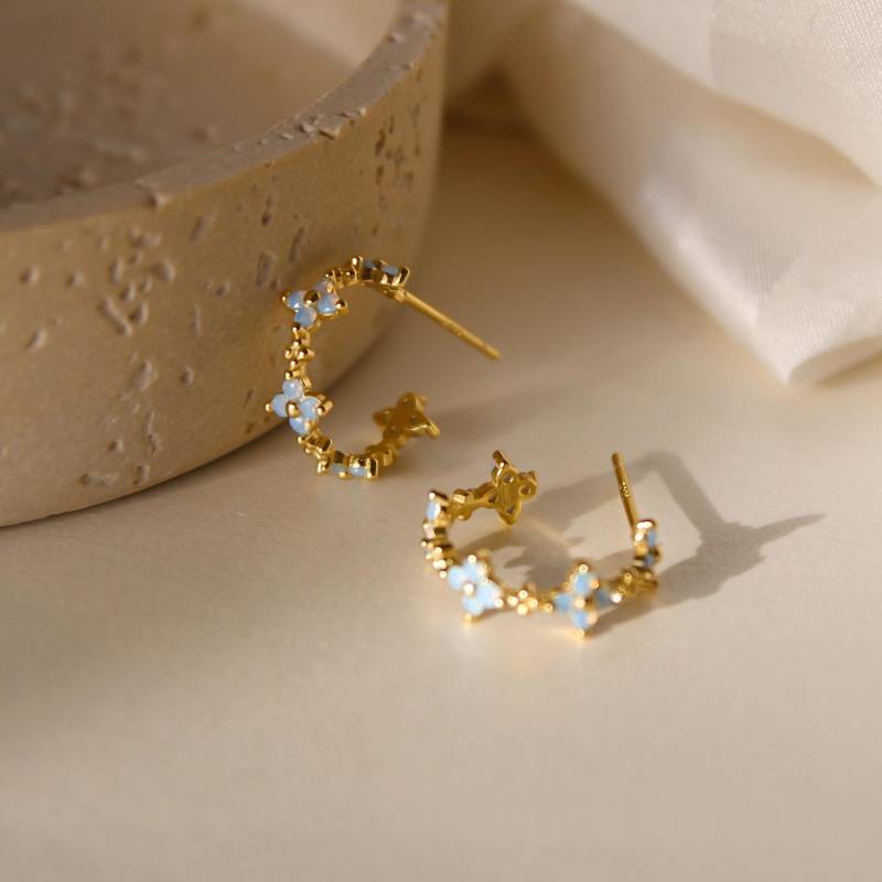 Zierliche Creolen Gold Goldene Statement Blumen Creole Ohrringe Brautschmuck Geschenk von IdasBlue