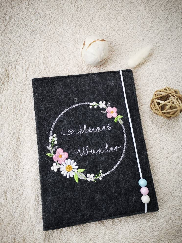 Mutterpasshülle Aus Filz "Blumenkranz Kleines Wunder" von IdasWeltHandmade