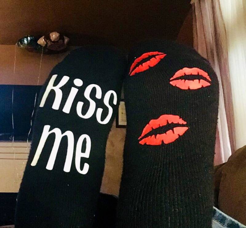 Kiss Me Socken, Lustige Valentinstag Neuheit Socken von IdealTees