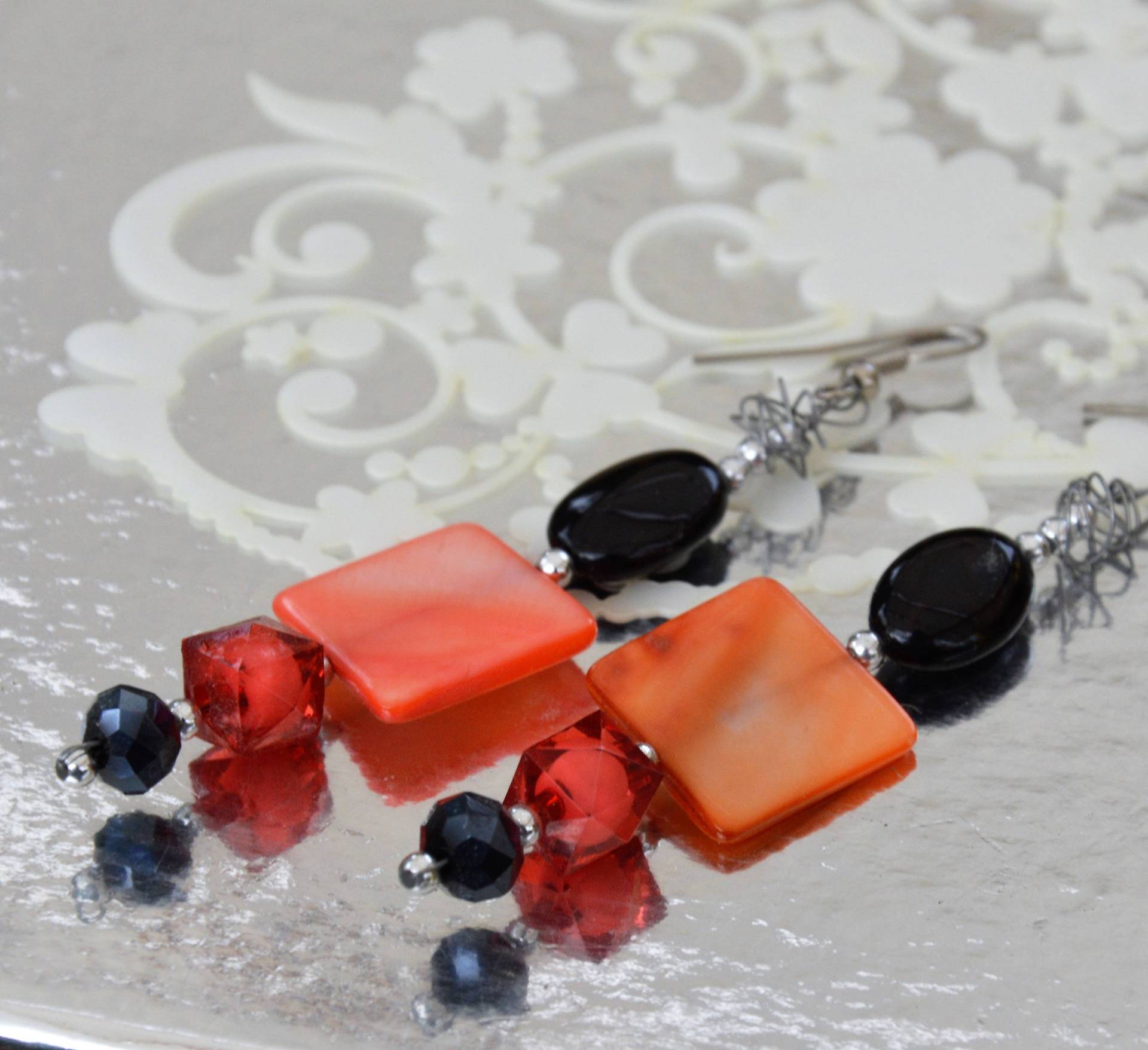Fantasieohrringe Aus Perlmutt Und Schwarzem Onyx Fantasieohrringe Aus Perlmutt Und Schwarzem Onyx von IdeeRegalobyKathy