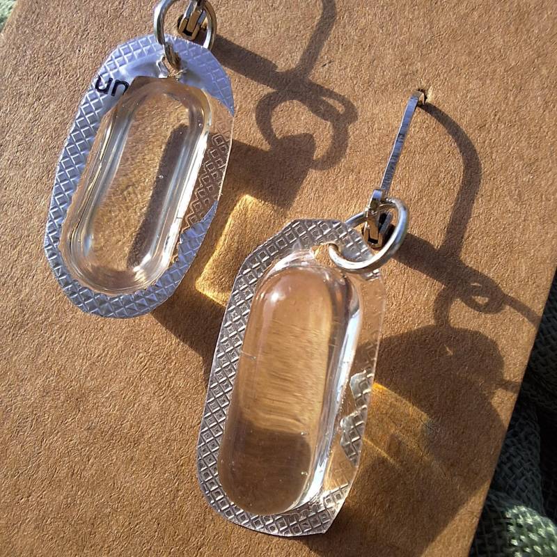 Besondere Hängeohrringe Aus Resin & Recycelten Tablettenblistern - Handgemachter Upcycling-Schmuck Besondere Hängeohrringe Aus Resin & Recycelten Tablettenblistern - Handgemachter Upcycling-Schmuck von IdeenSchimmerShop