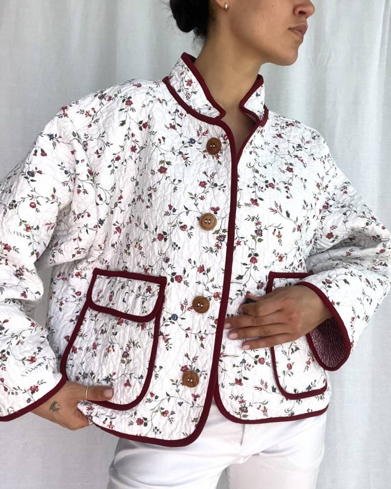 Umfunktionierte Decken Jacke | Floral Weiß Und Rot Für Männer Frauen Unisex-stil Übergroße Passform von IdentityConceptStore