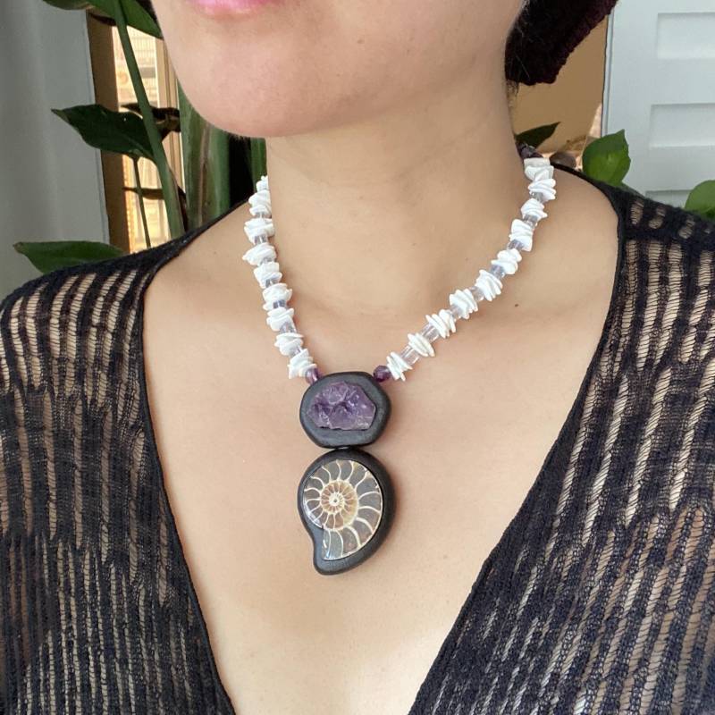Handmade Ebony Inlay Necklace With Amethyst Cluster & Fossil Ammonite | Unique Boho Ethnic Jewelry Gift Natural Gemstone Statement Pendant von IdgemsDE