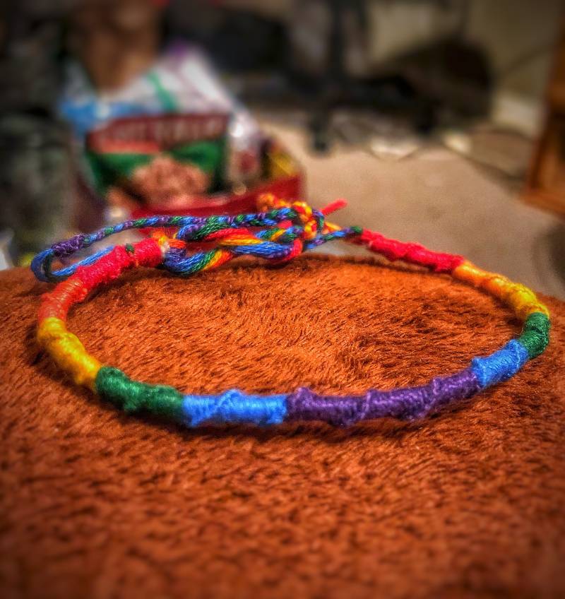 Handgeknüpfte Lgbtq + Pride Armband von IdiomAtticExpression