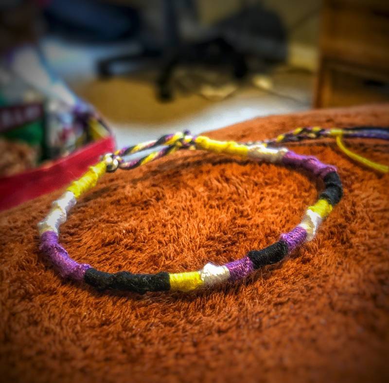 Handgeknüpfte Nonbinary Pride Armband von IdiomAtticExpression